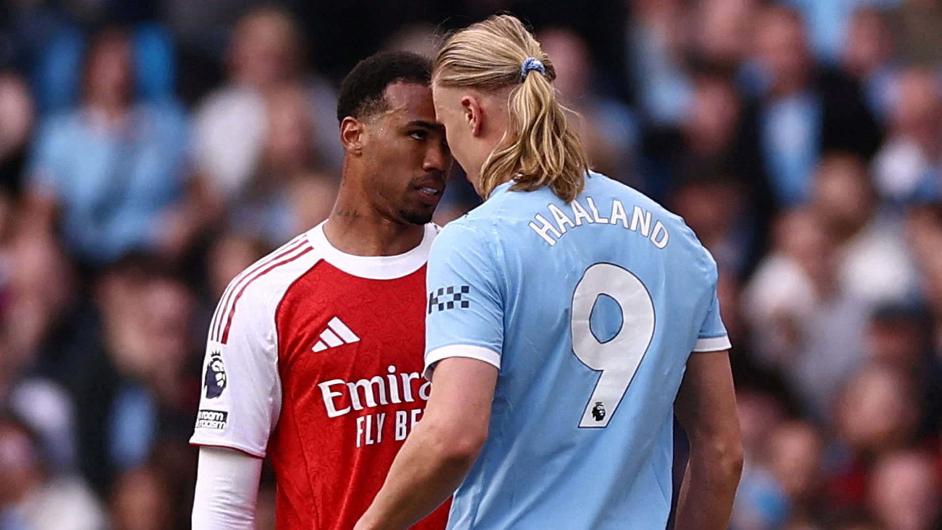 Gabriel Maghalaes y Erling Haaland se encaran durante un partido entre Manchester City y Arsenal.